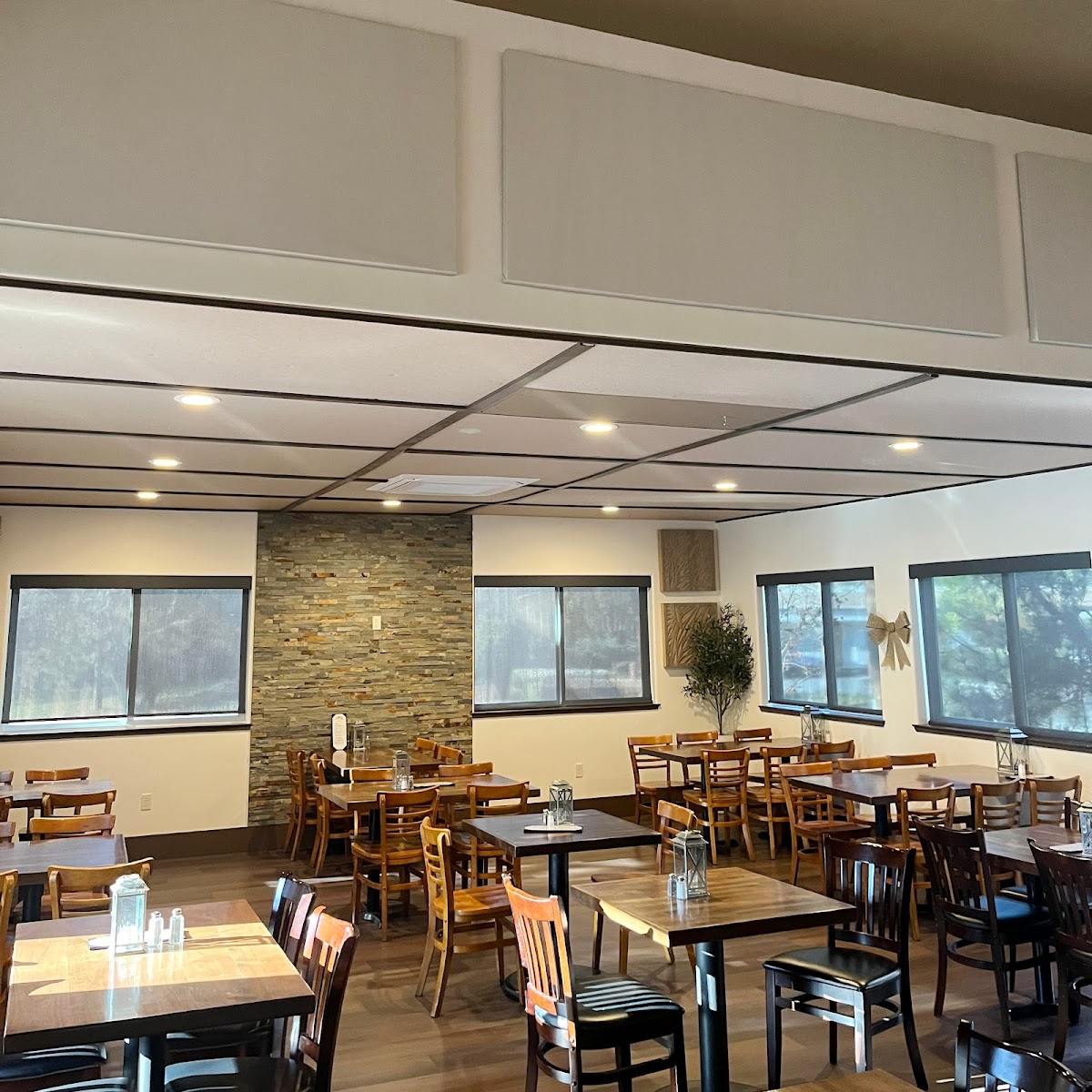 The Tin Lantern Bar And Grill